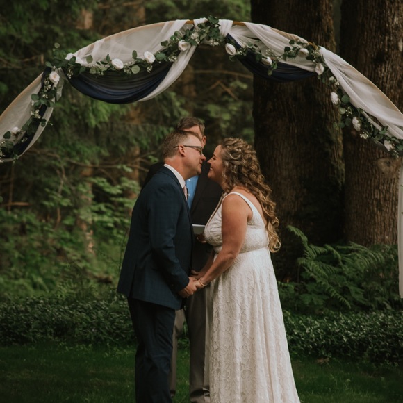 Navy blue wedding arch flowy fabric - Picture 3 of 3